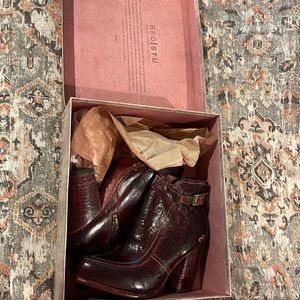 Bed Stu Isla Merlot Size 10